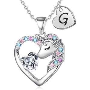 Dettaglio macro del ciondolo unicorno a cuore con zirconi colorati e lettera G