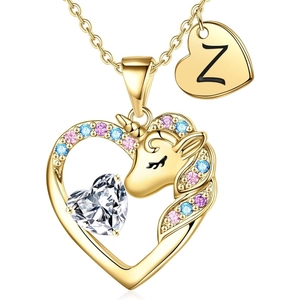 Dettaglio del ciondolo cuore dorato con unicorno, zirconi colorati e lettera Z