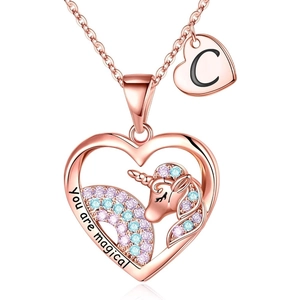 Collar de unicornio en corazón oro rosa con cristales arcoíris y grabado de magia