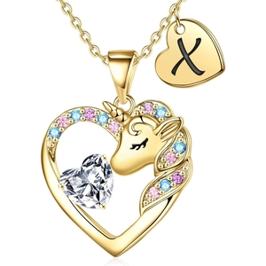 Dettaglio ravvicinato di un ciondolo a cuore con unicorno dorato, zirconi e lettera X