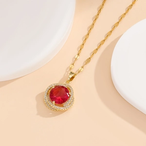 Dettaglio della collana d'oro con ciondolo di pietra rossa e alone di zirconi lucenti