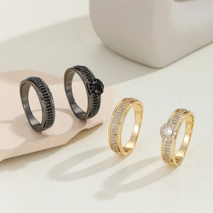 Luxe gouden en zwarte ringenset met zirkonia bloemen en pavé gezette ringen