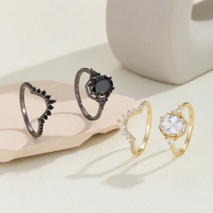 Luxe kroonringset met koper ingelegde zirkonia in goud en zwart afgewerkt