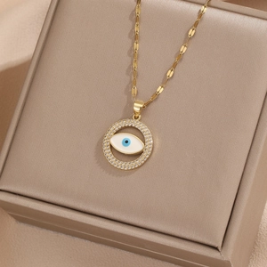 Goldene Evil Eye Halskette mit Zirkonia-Anhänger auf einer hochwertigen Schmuckschatulle