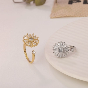 Adjustable daisy rings in gold and silver with sparkling cubic zirconia flower petals