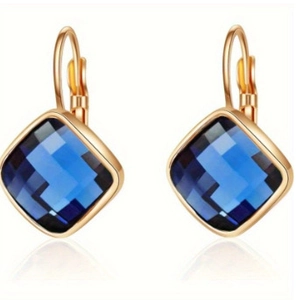Détail de boucles d'oreilles carrées en zircon bleu plaqué or rose avec fermoirs dormeuses