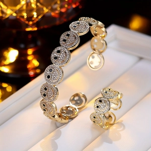 Vintage Goldenes Armband und Ring Set mit lachendem Gesicht und Zirkonia-Steinen
