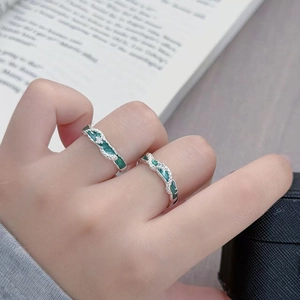 Vue détaillée d'une bague serpent en émail vert menthe avec zircon et anneau irrégulier