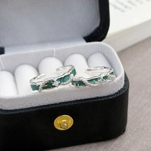 Détail d'une bague serpent en émail vert menthe avec texture argent et zircon