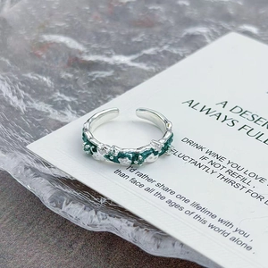 Détail macro d'une bague serpent en émail vert menthe avec anneau argenté et micro zircons
