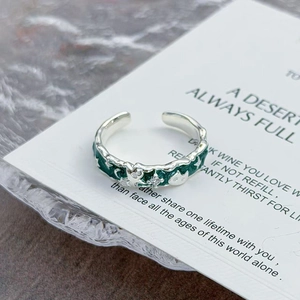 Détail de la bague serpent émail vert menthe avec motifs lune et étoiles argent