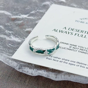 Détail de la bague serpent en argent avec émail vert et pierre de zircon scintillante