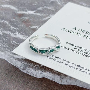 Vue détaillée de la bague serpent en émail vert et cristaux sur carte de support