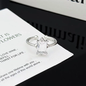 Detalle de anillo ajustable de plata con circonita rectangular en tarjeta