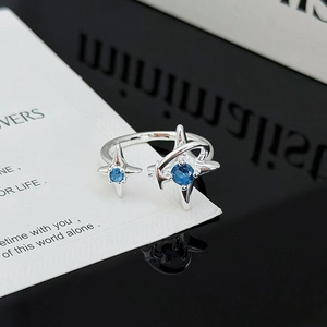 Detalle del anillo de estrella ajustable en plata con piedras de circón azul brillante