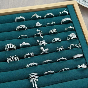 Set di 28 anelli minimalisti in argento con stelle e farfalle su vassoio di velluto