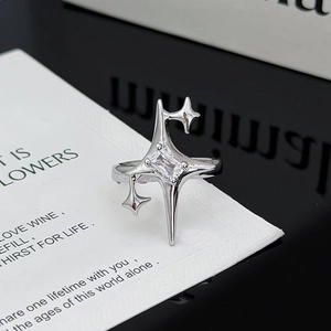 Detalle macro de anillo de hexagrama de plata con circón en una tarjeta elegante