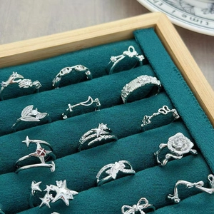 Set di anelli geometrici in argento con dettagli in zircone a stella e fiori
