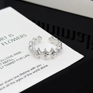 Detalle macro del anillo de estrella ajustable de plata con piedras de circonita cúbica