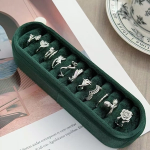 Set di 10 anelli in argento con motivi floreali in una scatola portagioie in velluto verde