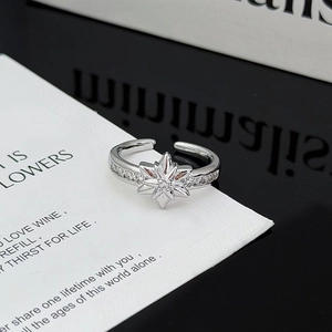 Detalle macro de anillo hexagonal ajustable de plata con circonitas brillantes engastadas