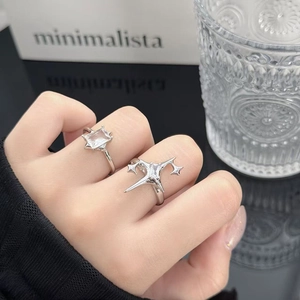 Detalle del conjunto de anillos de plata con hexagrama y circón estilo Y2K en el dedo