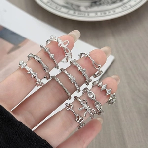 Set di anelli d'argento stile ballerina con farfalla e dettagli floreali traforati