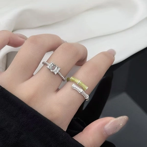 Detail eines grünen Emaille-Bambusrings kombiniert mit einem funkelnden Zirkonia-Ring
