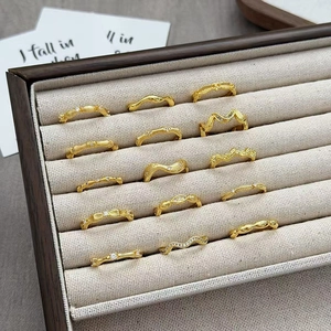 Set aus 15 Vintage-Goldringen, minimalistisch stapelbar mit strukturierter Oberfläche