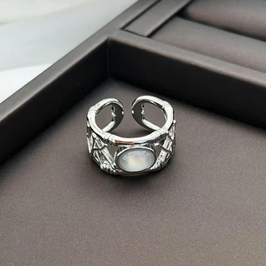 Detailaufnahme eines silbernen Ringes im Bambus-Stil mit Mondstein in einer Schmuckschatulle
