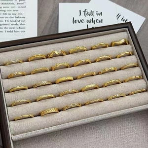 Vintage-Goldring-Set mit geometrischen Wellenmustern und Kristallakzenten in einer Box