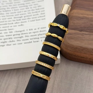 Nahaufnahme eines 6-teiligen Vintage-Goldring-Sets mit Zirkonia auf schwarzem Ständer