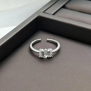 Detailaufnahme des Bambus-Silberrings mit ovalem Opal und Zirkonia-Verzierungen