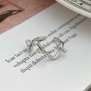 Dettaglio macro dell'anello a fiocco d'argento con fascia ondulata e regolabile