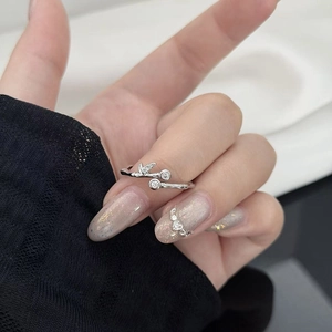 Silberner Ring im Bambus-Stil mit Zirkonia und Blatt-Design am Finger einer Frau