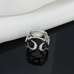 Detail eines silbernen Bambusrings mit ovalem Mondstein und hohlem Design