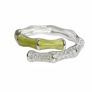 Eleganter Bambus-Ring mit grünem Zirkon und funkelnden Diamant-Details im Pavé-Stil