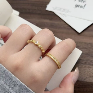 Detail von Vintage-Goldringen im Set mit gedrehter Schiene, Zirkonia und Pavé-Fassung