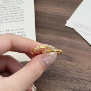 Detail von Vintage-Ring in 18K Gold mit Kornmuster und funkelnden Diamanten