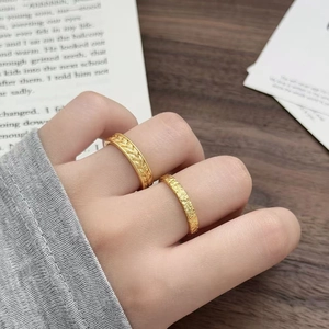 Nahaufnahme goldener Vintage-Ringe mit Blattrelief-Muster und gehämmerter Oberflächenstruktur