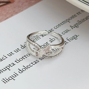 Dettaglio di un anello a farfalla a doppio strato in argento con intarsi in zircone