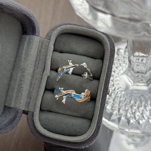 Kreative Emaille-Ringe mit blau-orangem Flugzeug und Wolke auf silbernem Band