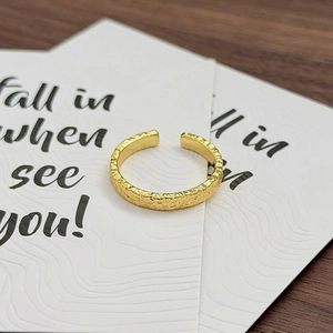 Detailaufnahme der gehämmerten Textur auf diesem verstellbaren goldenen Ringband