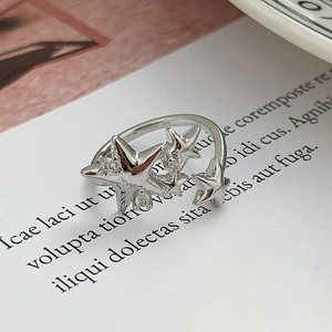 Dettaglio dell'anello a stella in argento con zirconi e fascia aperta regolabile