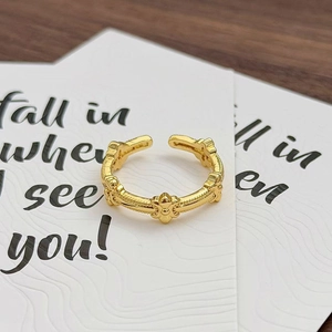 Details des goldenen Vintage-Rings mit geprägten Blumenmustern und Perlenrand-Design