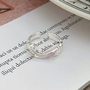 Dettaglio anello aperto in argento con intarsio lavanda su libro e piatto di ceramica