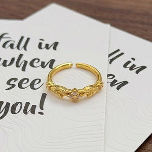 Details des goldenen Vintage-Ring mit vierblättriger Blume und strukturierter Ringschiene