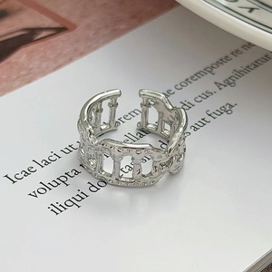 Dettaglio anello aperto argento con barre verticali e finitura in metallo retrò