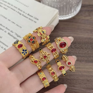 Set di anelli vintage dorati in smalto con pietre colorate in stile corte reale