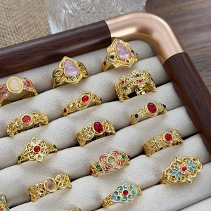 Anelli vintage placcati oro smalto con motivi benauguranti e gemme colorate